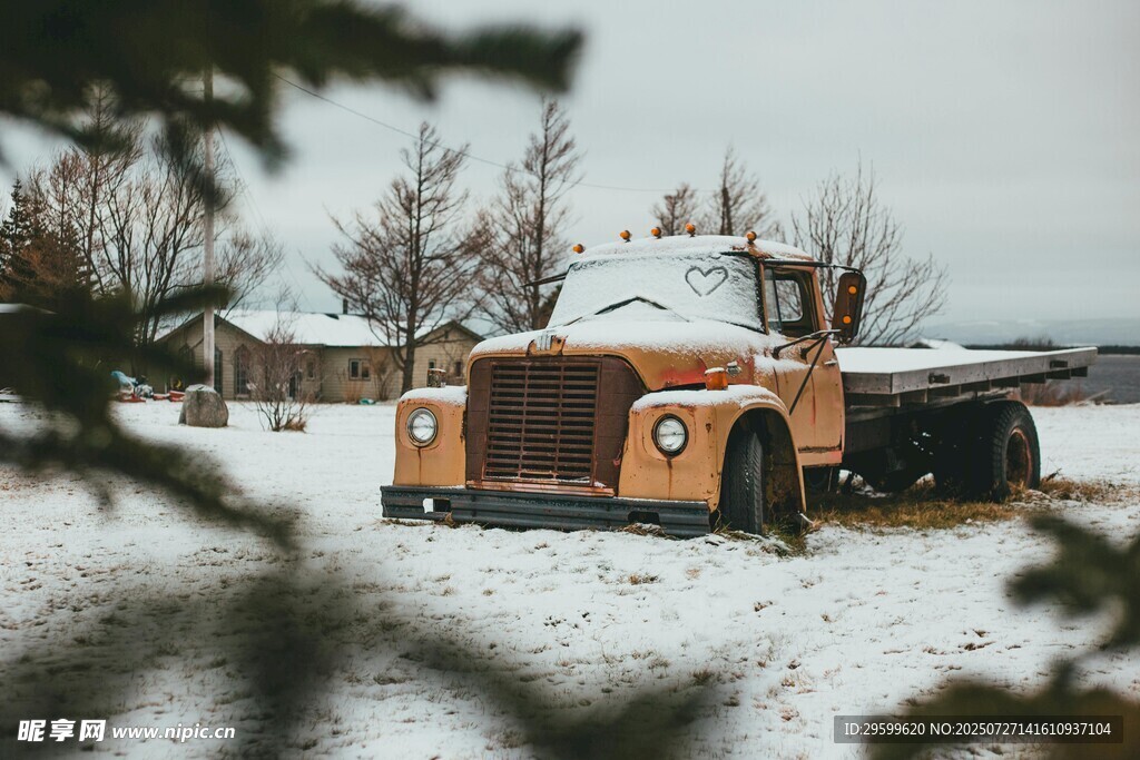 雪地中的老旧橙色卡车