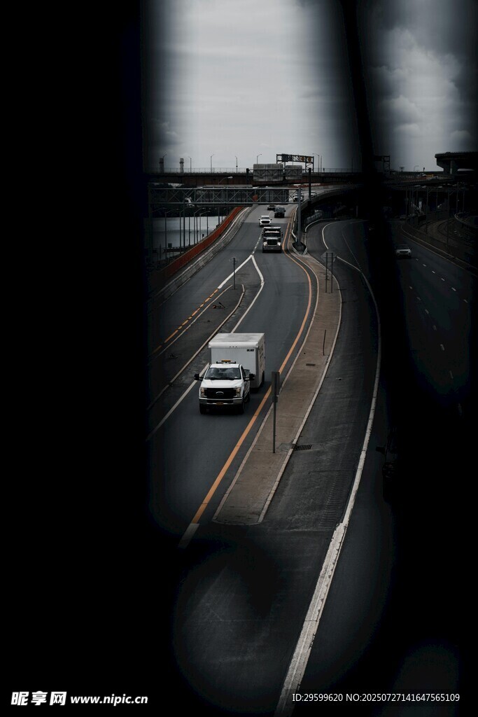 透过车窗看公路上的汽车