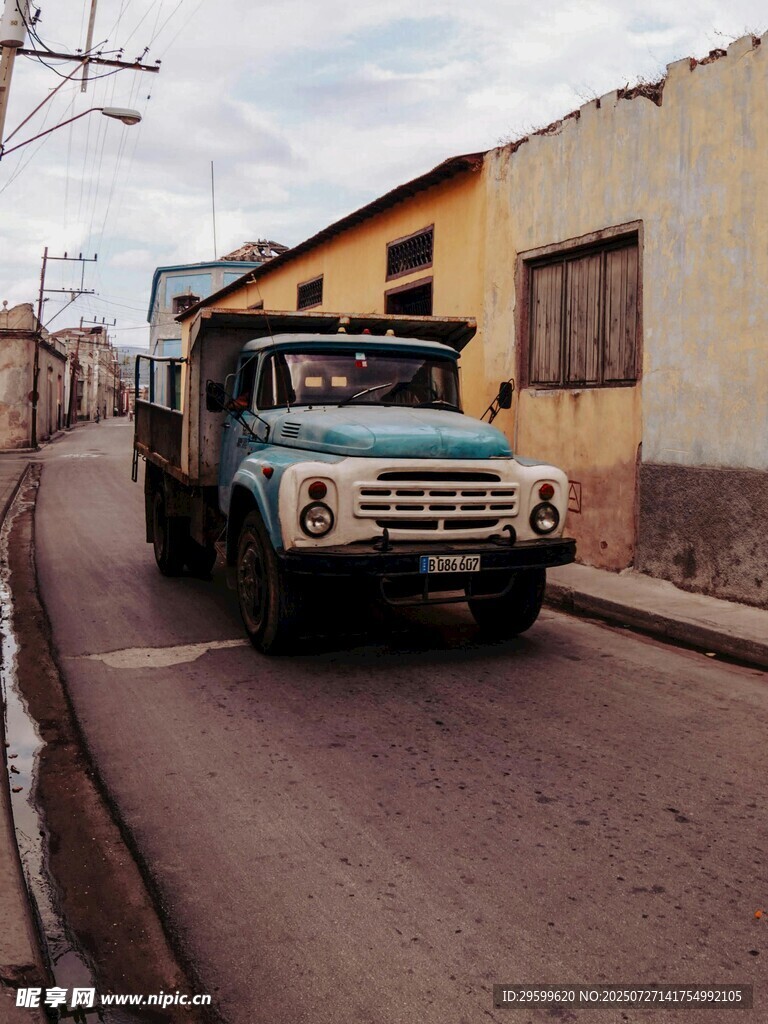 老旧街道上的复古吉普车