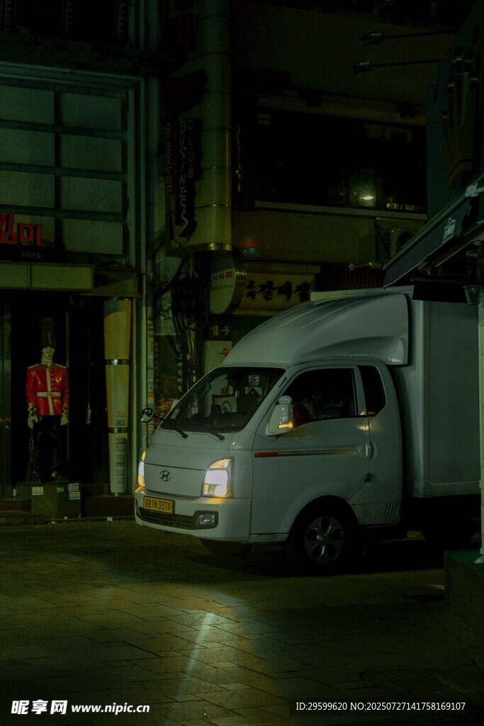 夜间停在建筑旁的白色货车
