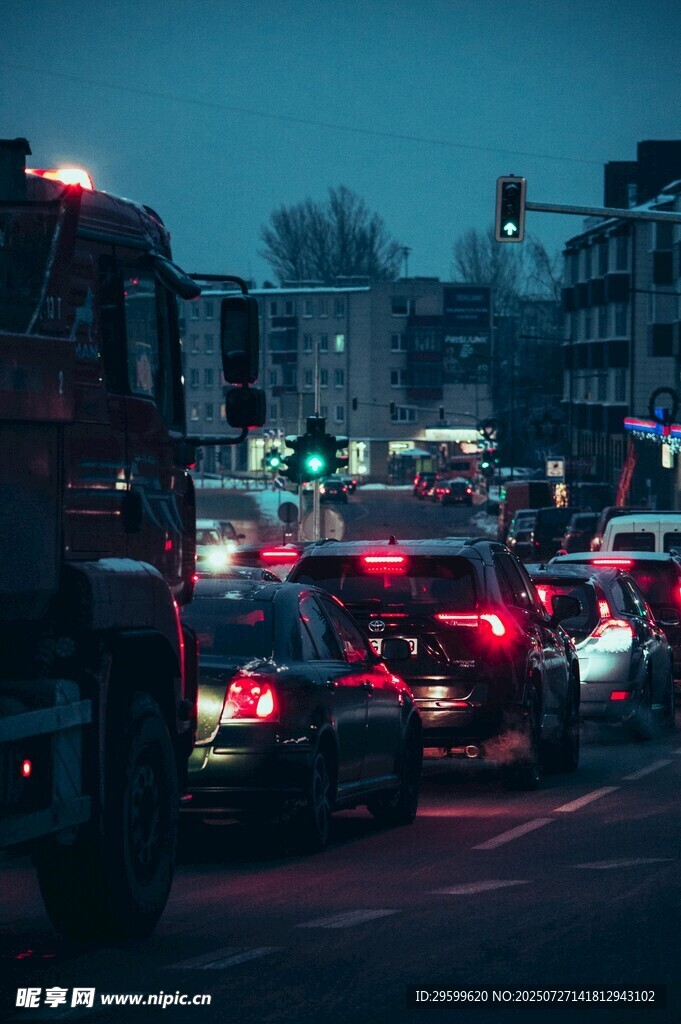 夜晚城市拥堵的交通景象