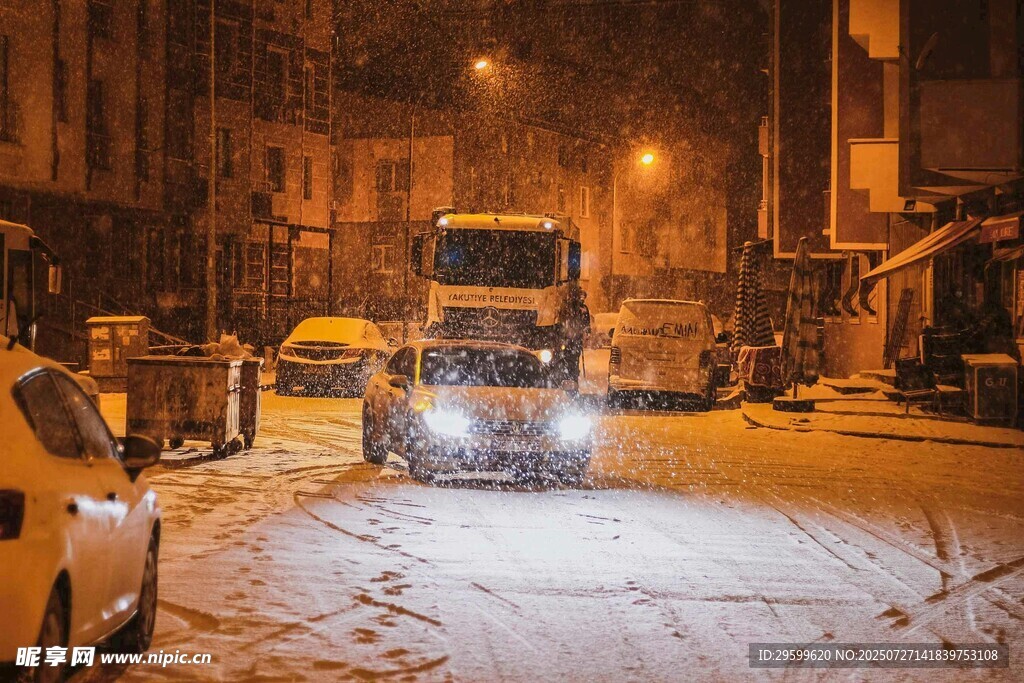 雪夜城市街道中的车辆