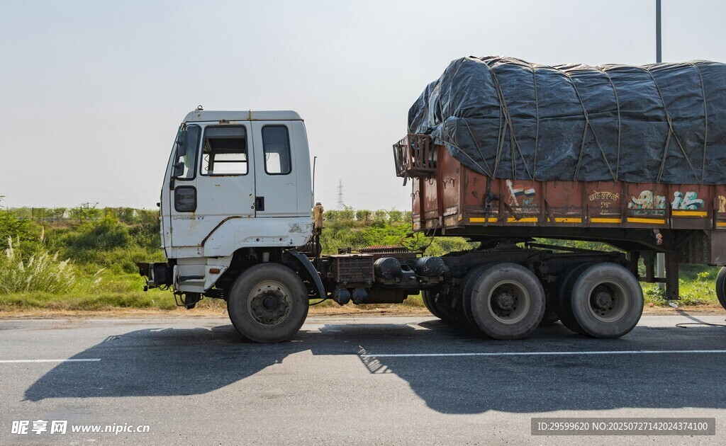 载货大卡车停靠于路边