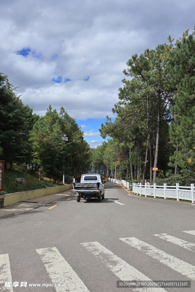 公路上行驶的白色车辆