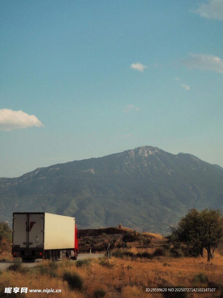 旷野中的小屋与远山