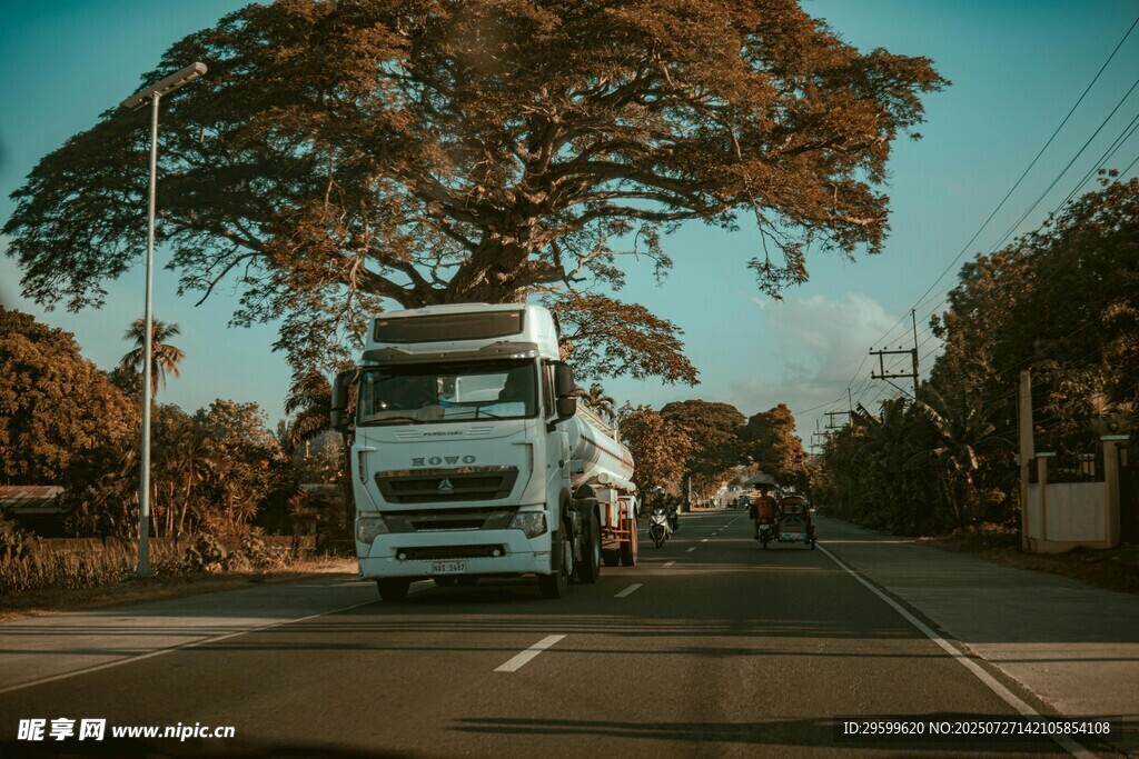 公路上行驶的大型白色货车