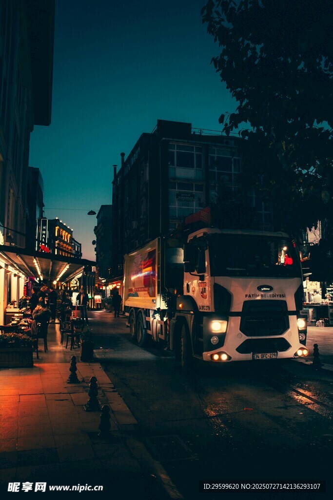 夜幕下的城市街道景象