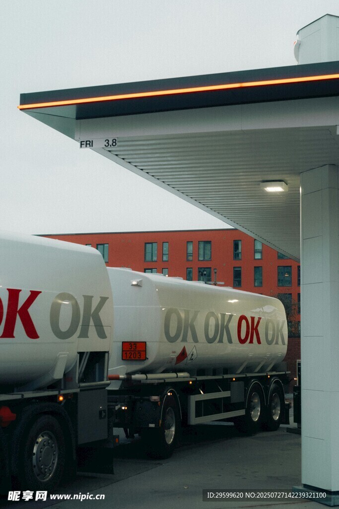 加油站旁的油罐车