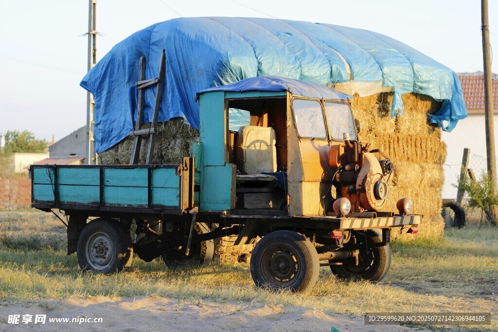 老旧蓝色篷布载货三轮车