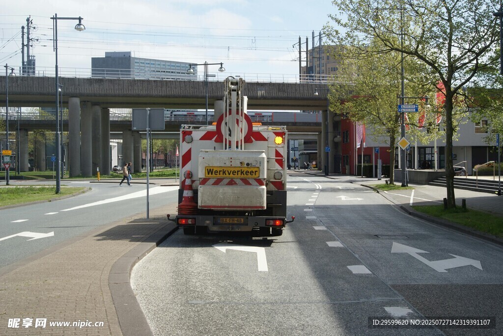 道路上行驶的环卫作业车辆