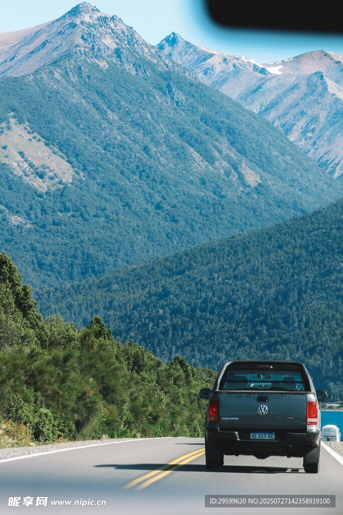 公路上行驶的汽车与远山