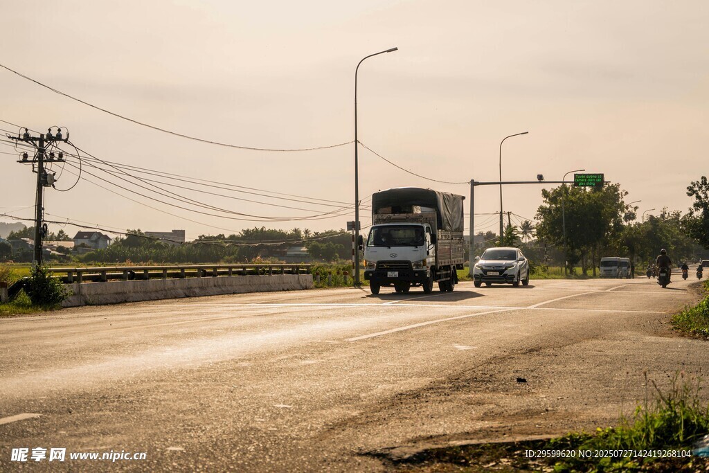 公路上行驶的车辆与风景