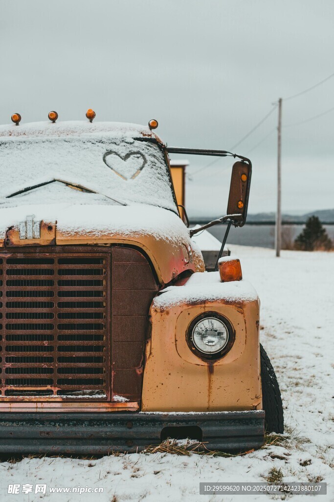 雪地上的老旧卡车
