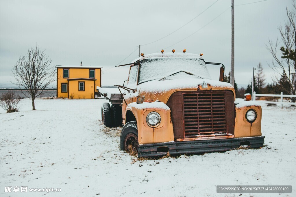 雪地中的老旧卡车