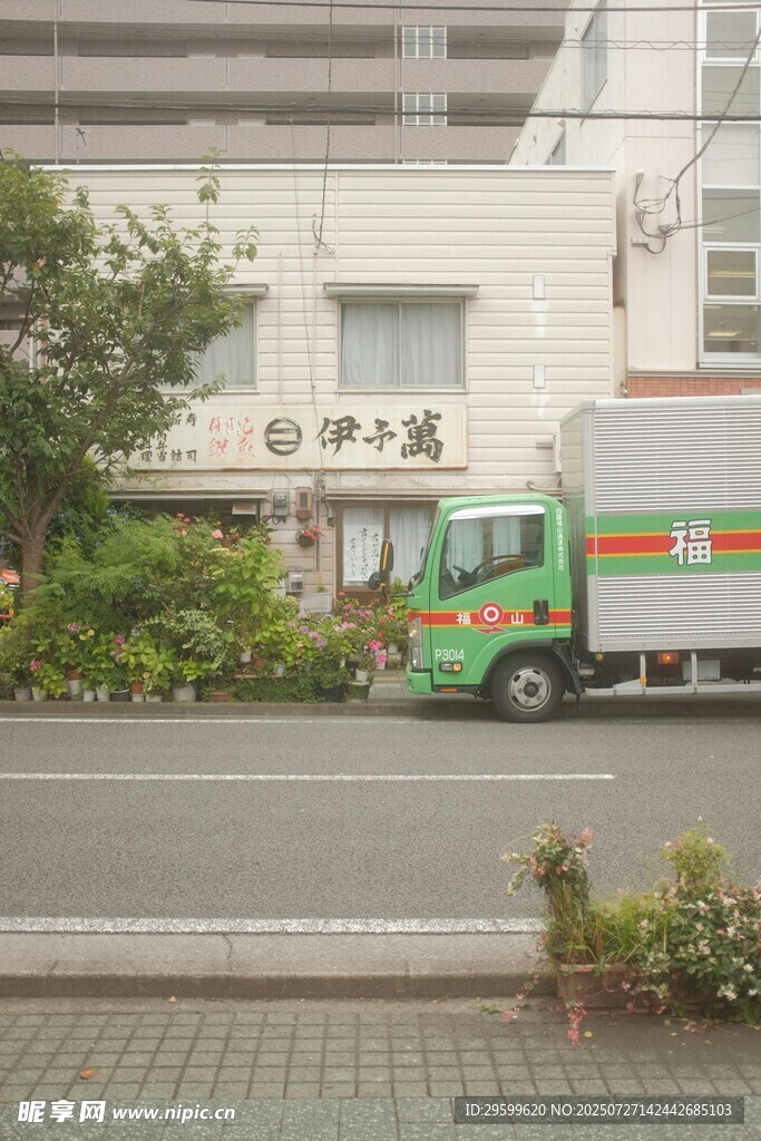 街道旁停靠的绿色货车