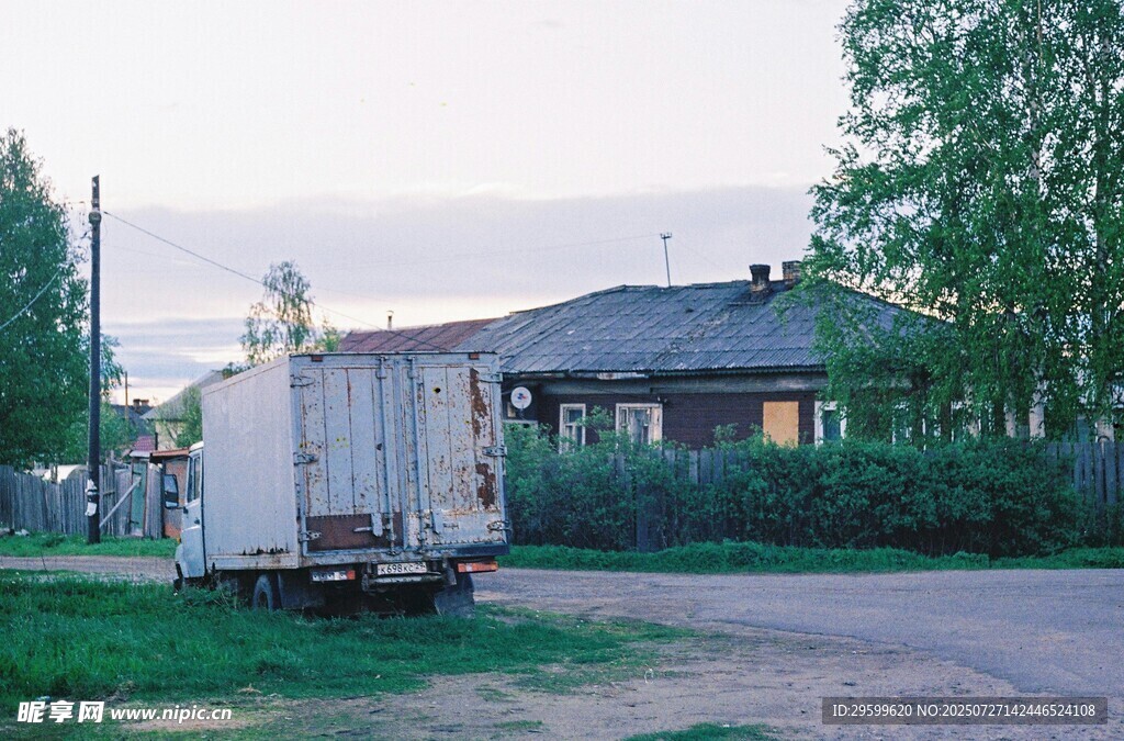 乡村路旁的房屋与拖车