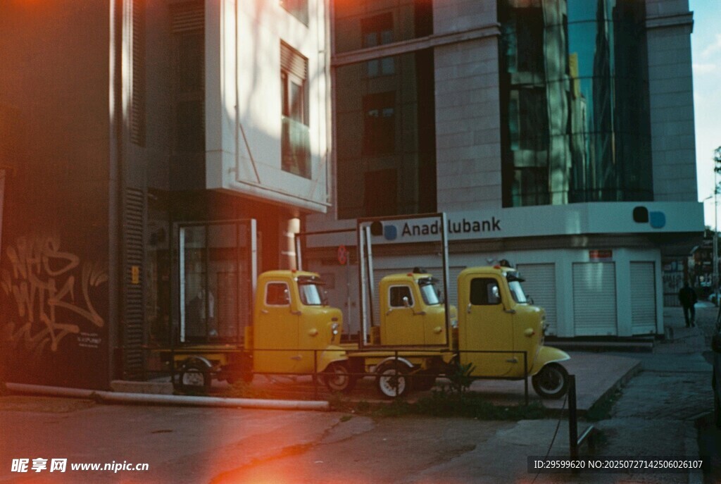 城市街头的黄色复古小货车