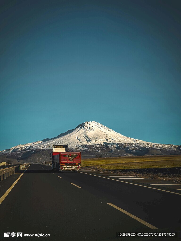 公路驶向雪山壮丽风景