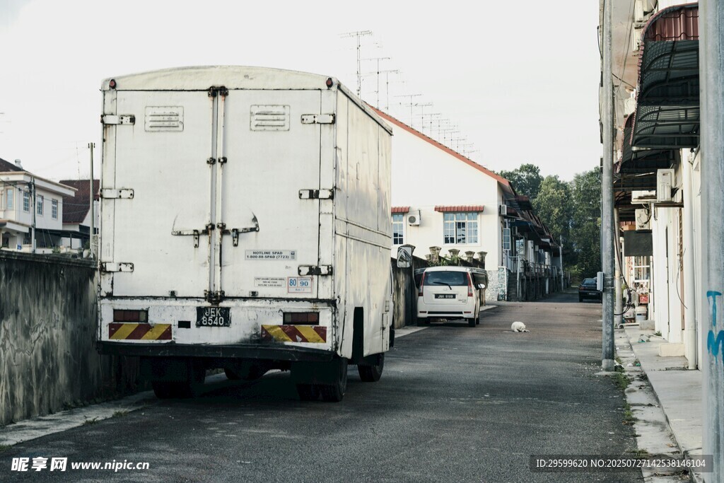 街道上的白色厢式货车