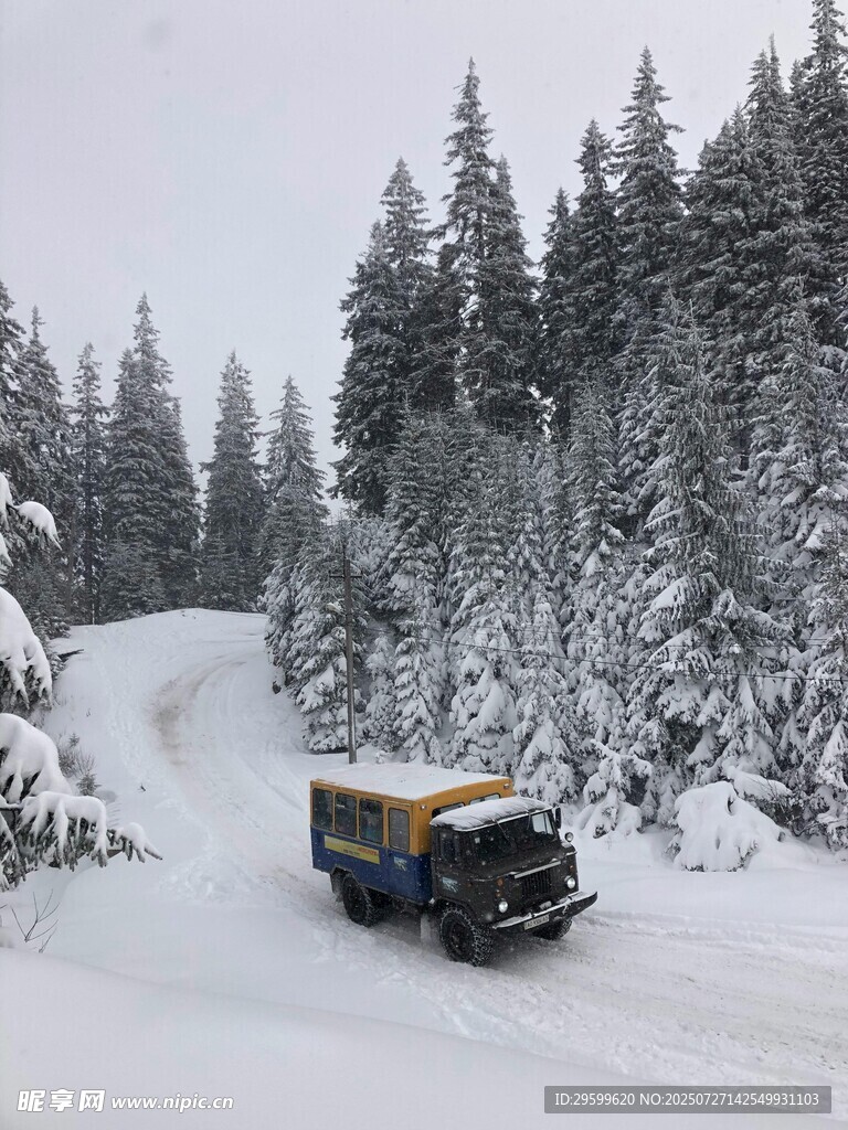 雪地中行驶的载货卡车
