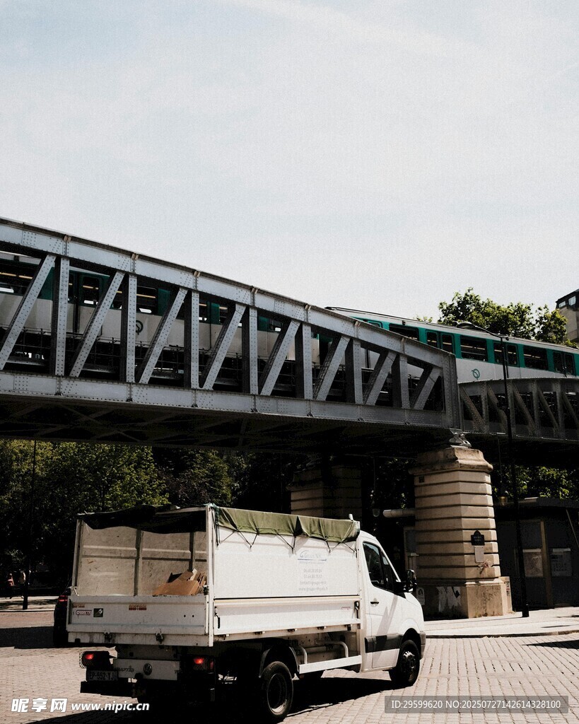公路旁货车与金属结构桥