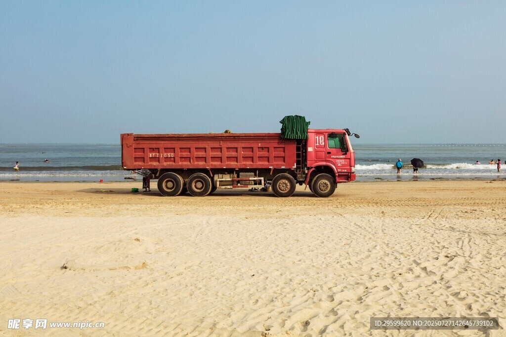 沙滩上的红色载货大卡车