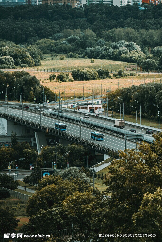 俯瞰城市立交桥与周边景色