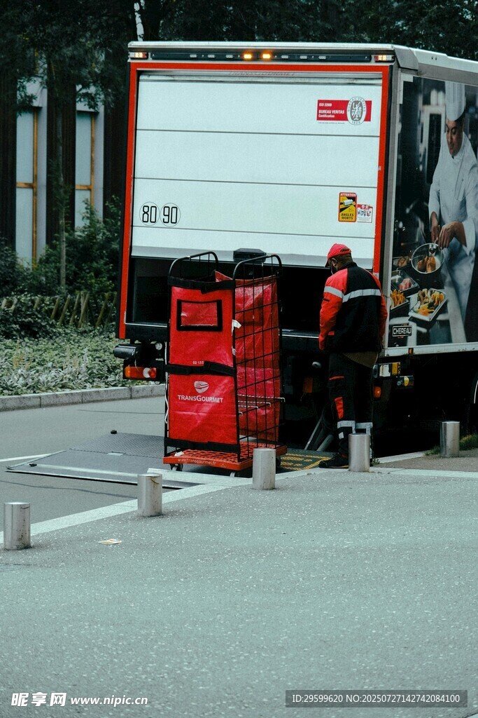 工人路边维修快递货车