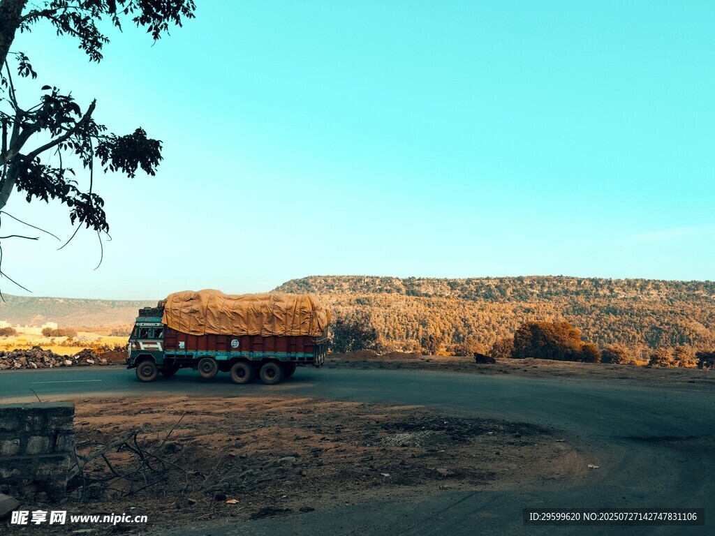 黄昏下的公路与远处山峦
