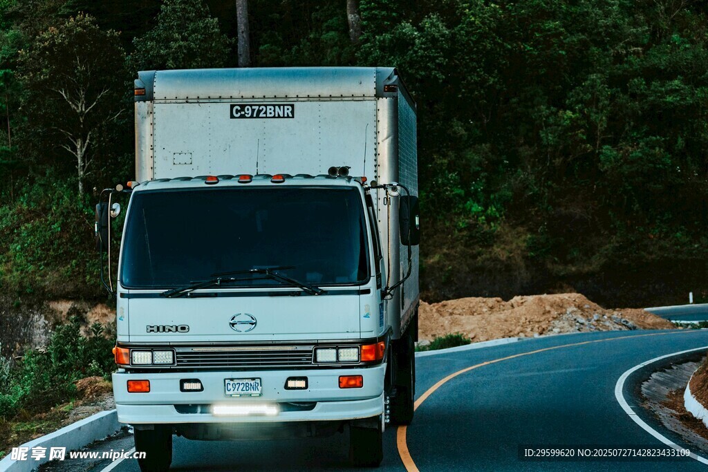 公路上行驶的白色货车