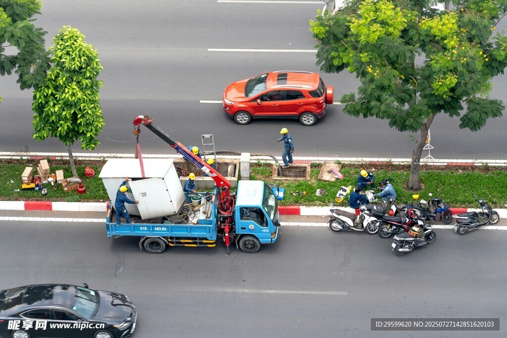 道路上的拖车作业场景