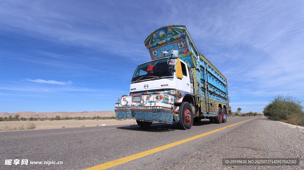 沙漠公路上的载货双层卡车