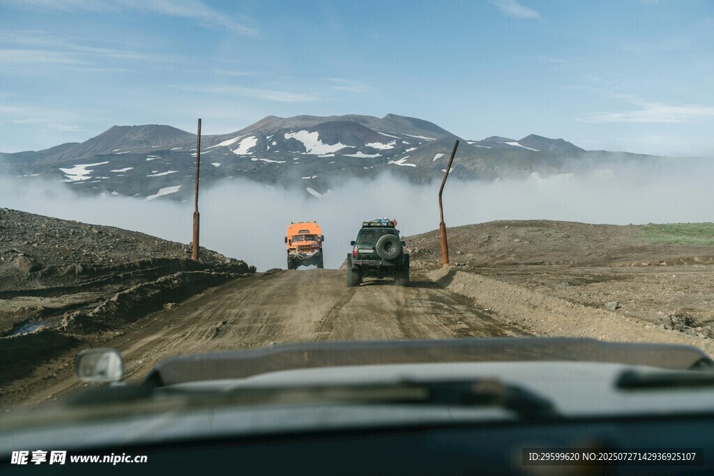 荒野土路行驶的几辆越野车