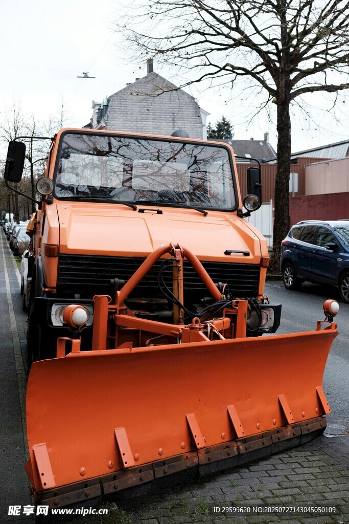 橙色道路除雪车停于路边