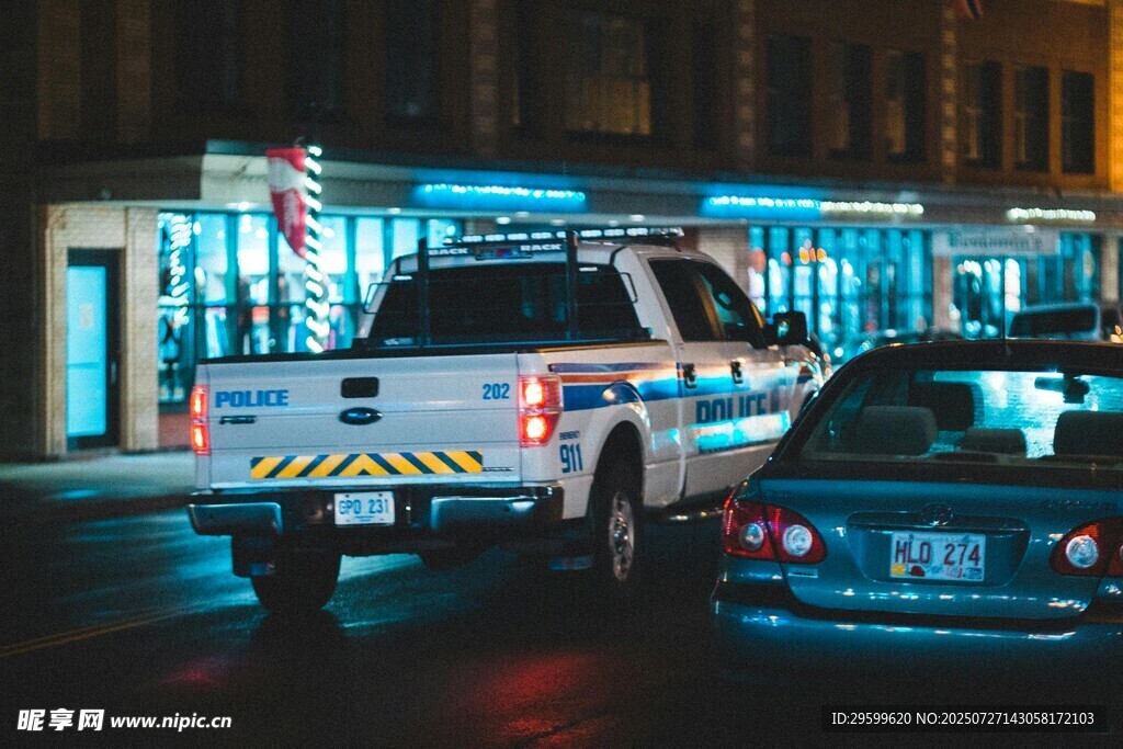 夜晚街头的警车与车辆