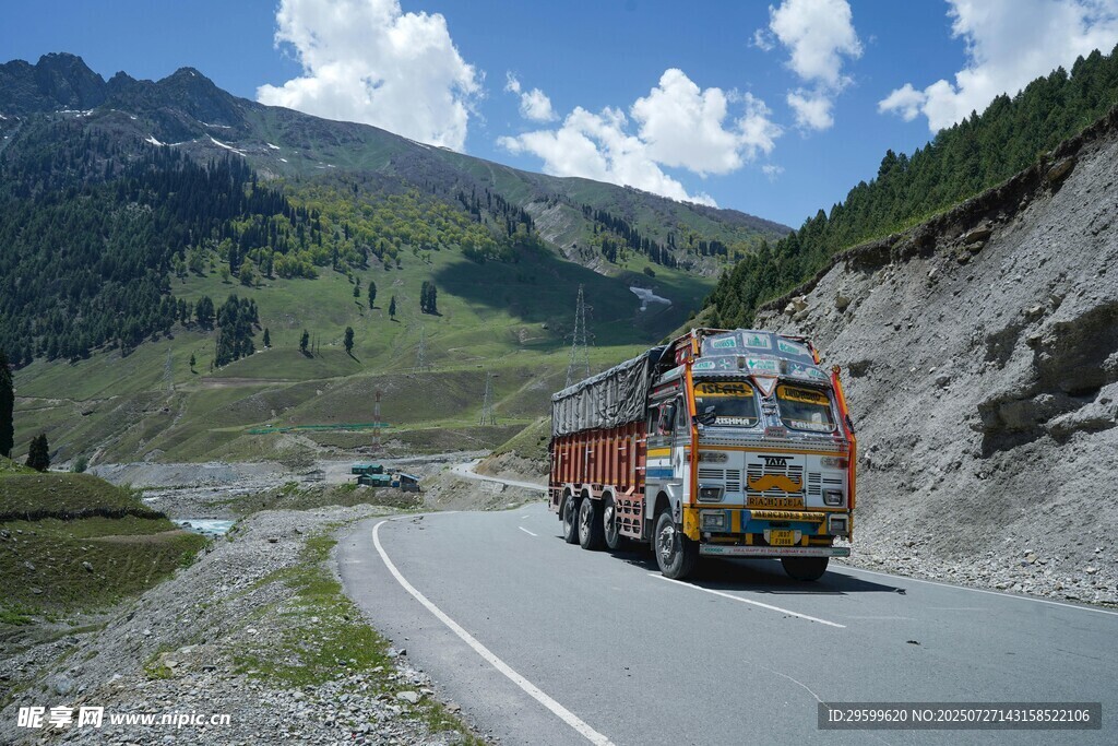 山间公路上行驶的多彩卡车