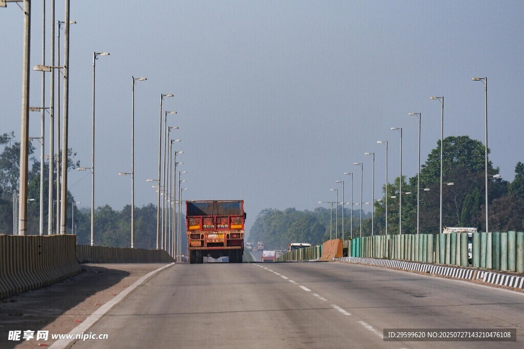 公路上行驶的货车