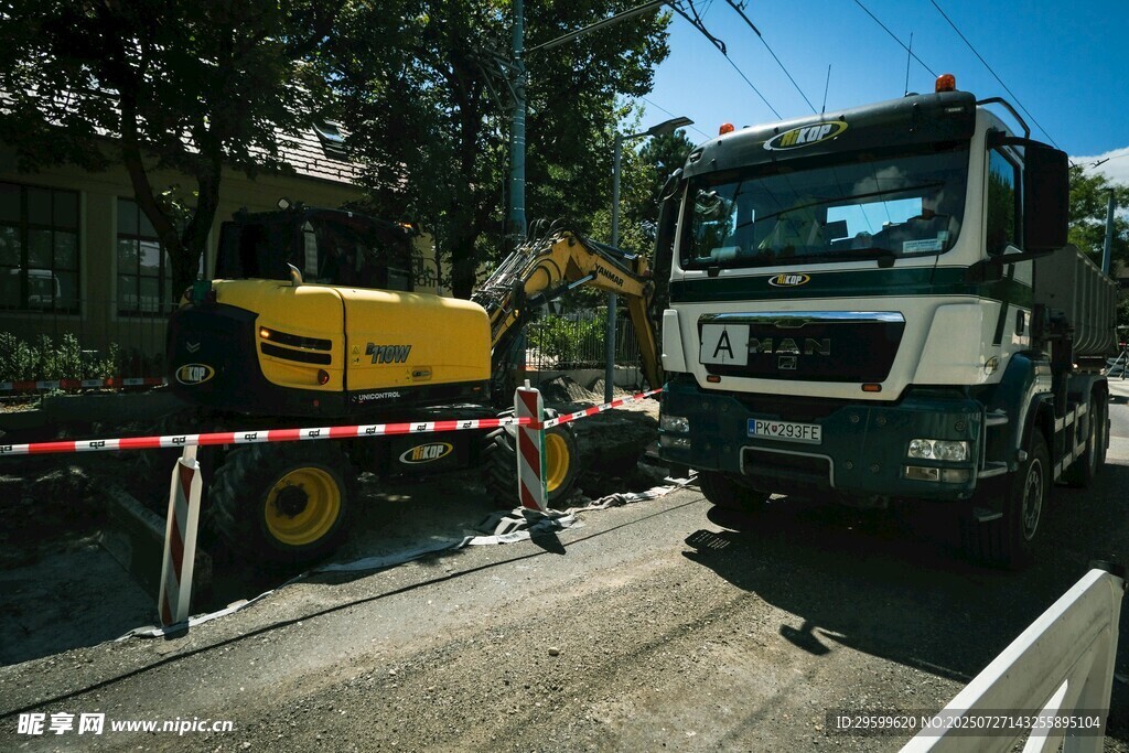 道路施工场景中的机械设备