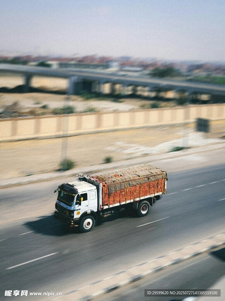 公路上行驶的载货大卡车