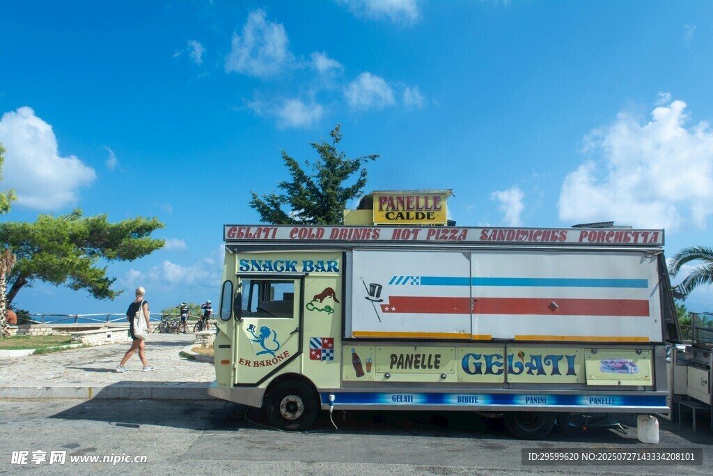 彩色街头餐车