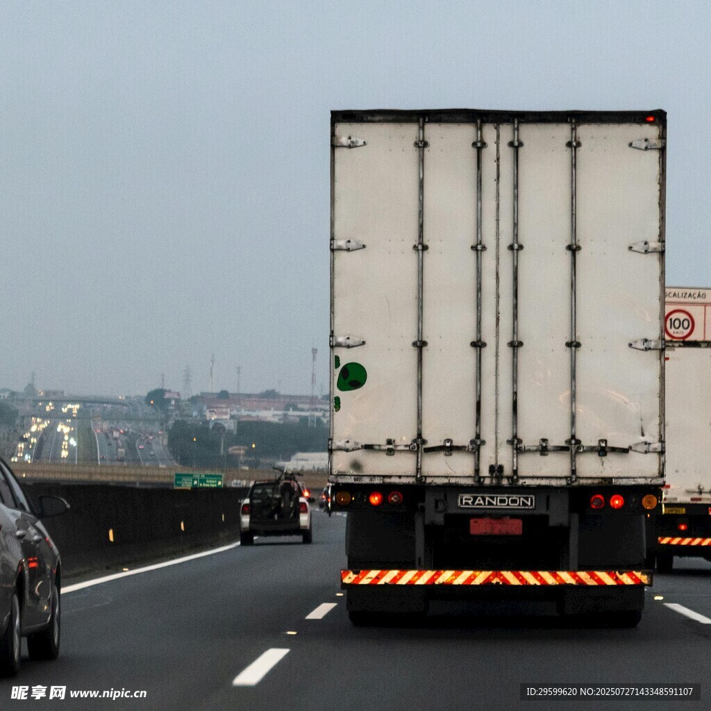 公路上行驶的大型货运卡车