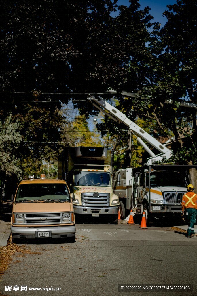 道路施工场景中的车辆设备