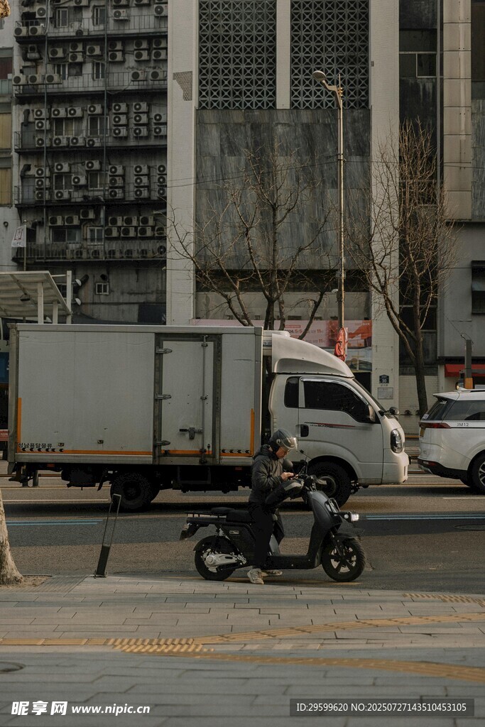 城市街道上的货车与摩托车