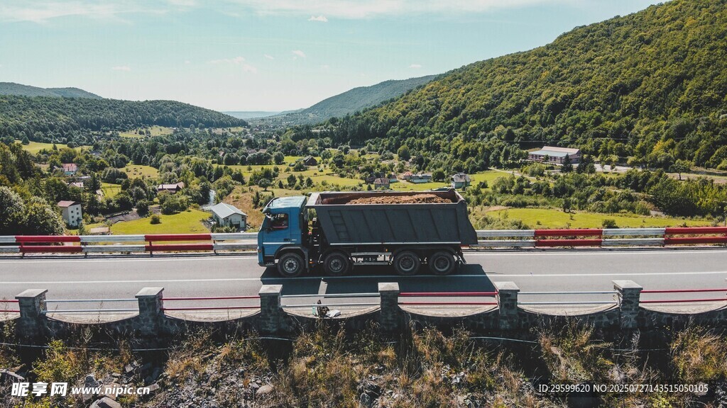 公路上行驶的载货大卡车