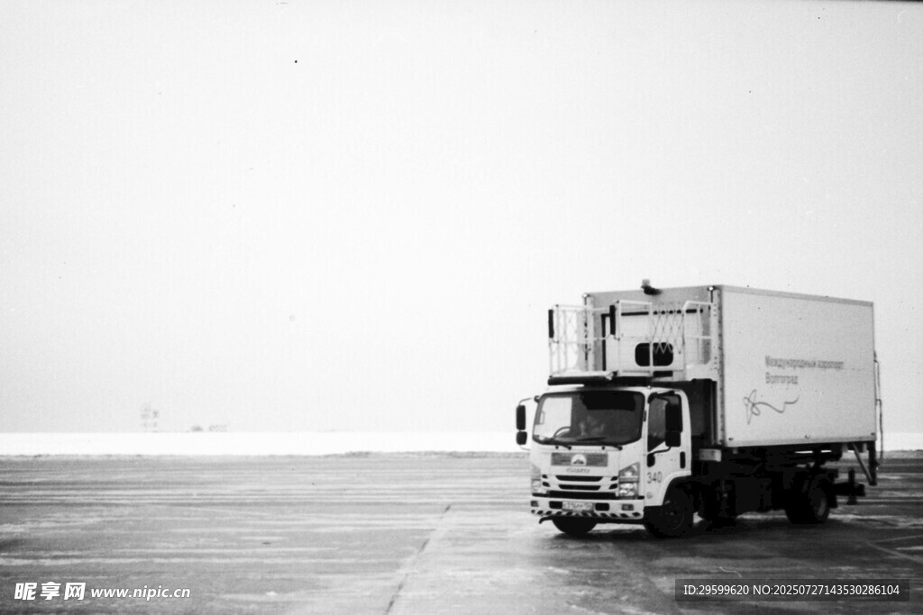 公路上行驶的白色厢式货车