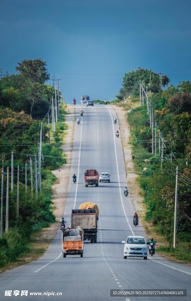 公路上行驶的多辆车辆