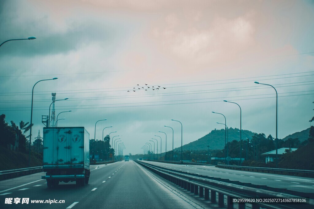 公路上行驶的货车与风景