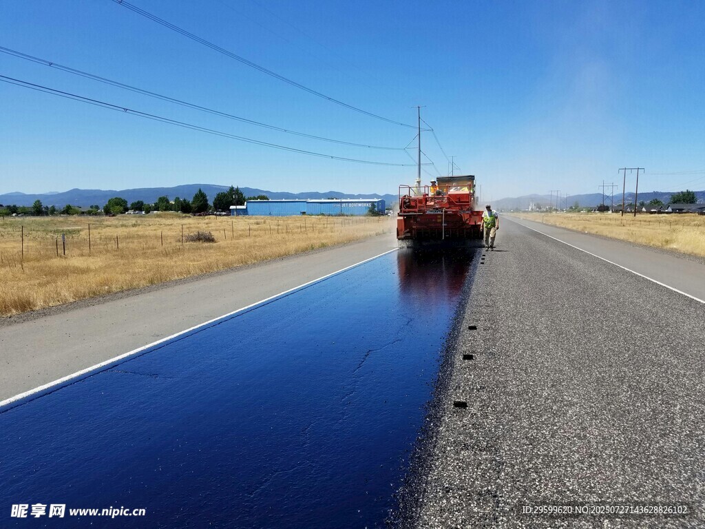 公路沥青铺设作业场景