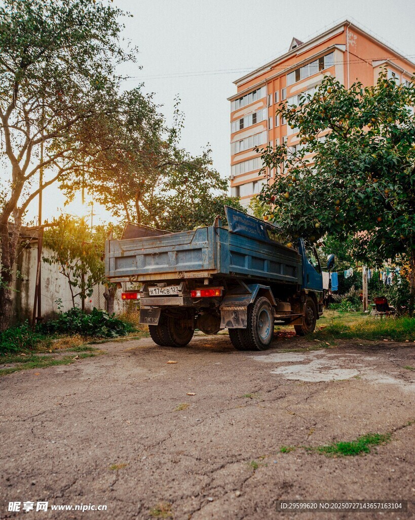 夕阳下的工地自卸卡车