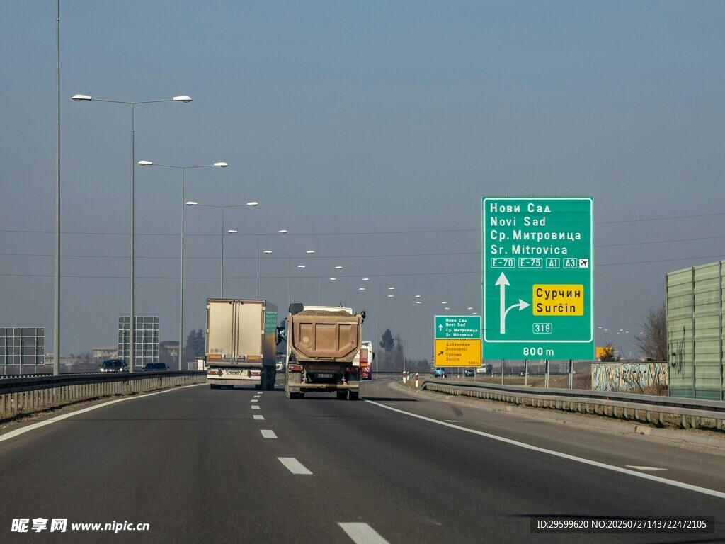 高速公路上的行驶车辆
